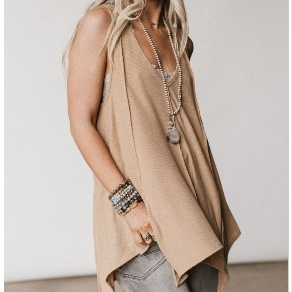 THREE BIRD NEST Nest Drift Away Tan Ribbed V-Neck Sharkbite Size M Boho Indie